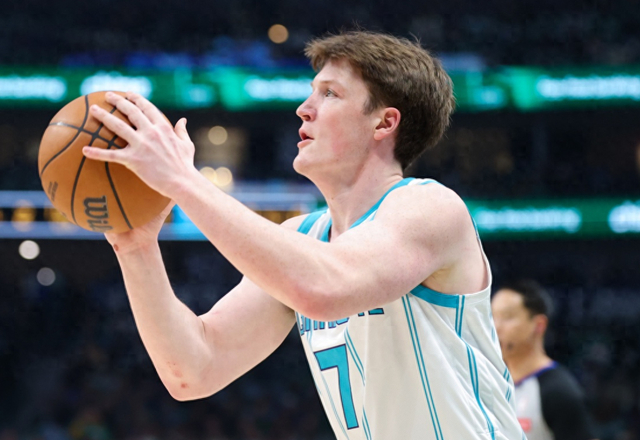 236个三分!20岁菜鸟打成联盟第一,黄蜂重建成功,他冲历史纪录|克尼佩尔|圣安东尼奥马刺队|夏洛特黄蜂队|NBA常规赛|文班亚马_新浪体育_新浪新闻