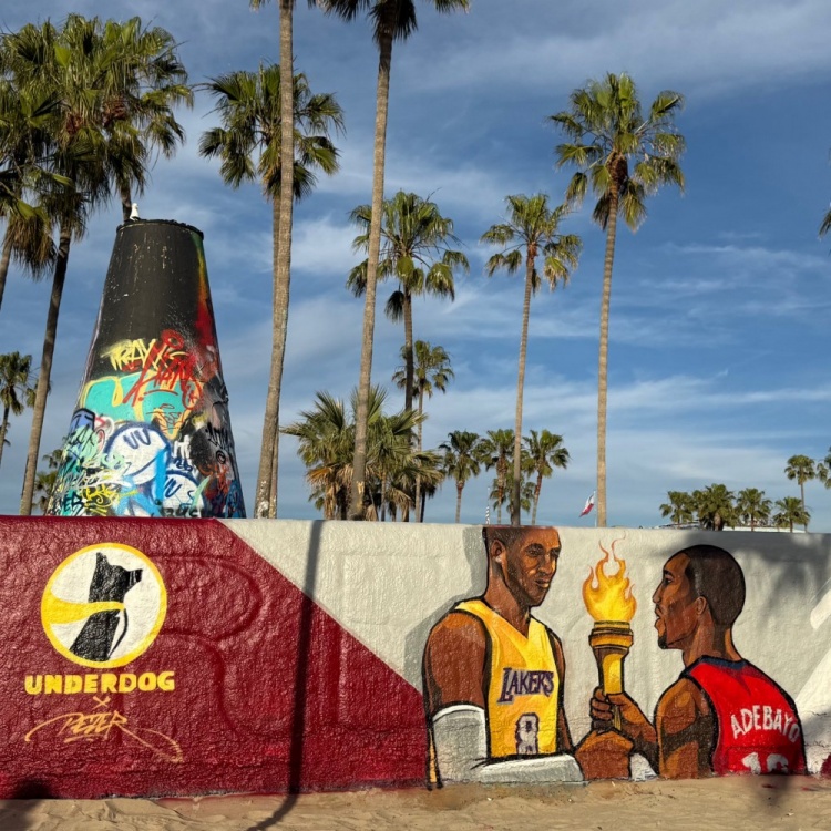 注册入口-81分先生和83分先生的传承?洛杉矶当地壁画致敬科比&阿德巴约